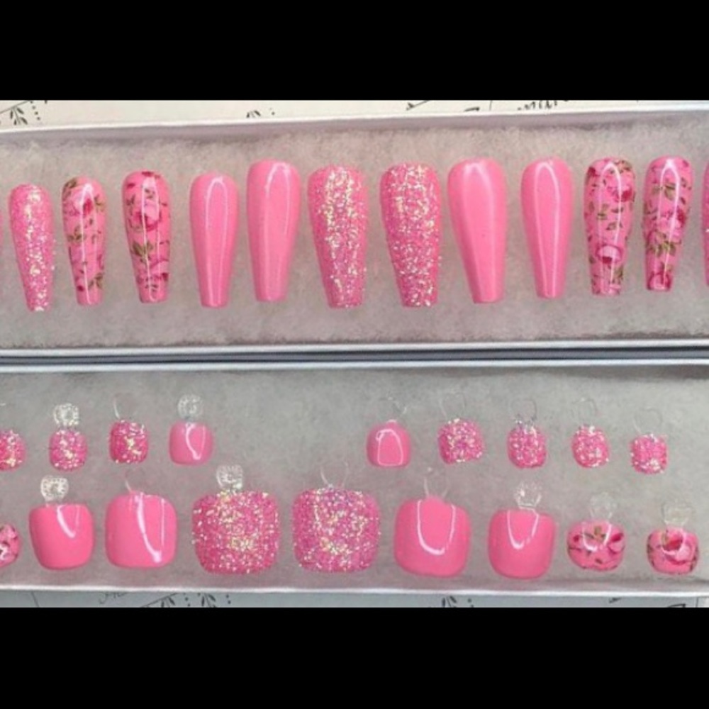Press on nails & toes